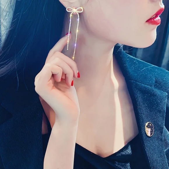 🌟 Gold Tone Pearl Rhinestone Bowknot Earrings - Picture 2 of 5